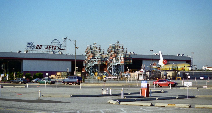 Photograph "Long Beach McDonnell Douglas Aircraft Plant; 28.07.1995" by Aero Icarus, Zürich, Switzerland, obtained and used 1995. Uploaded to Flickr Creative Commons on August 26, 2010, taken on July 28, 1995. Protected under the CC BY-SA 2.0 DEED license.